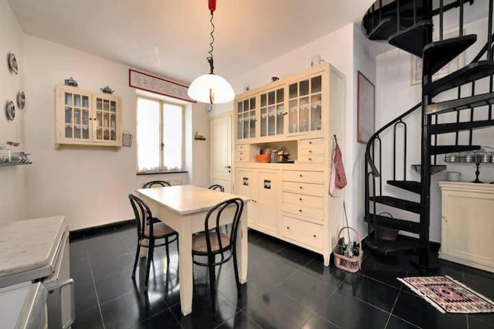 Mansarda A Finalborgo - Fascino E Tradizione Apartment Finale Ligure Luaran gambar